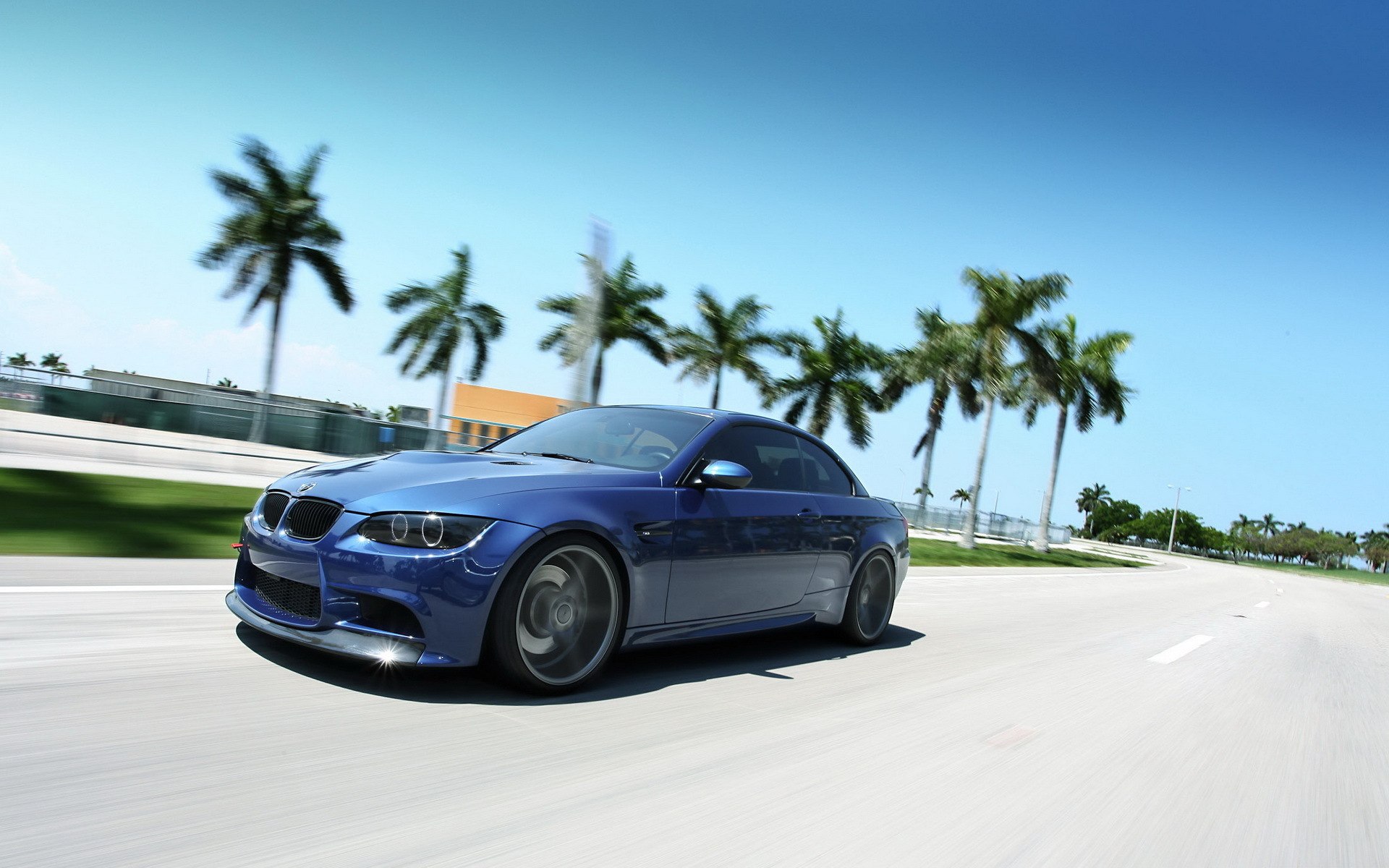 Синий BMW 3 series развлекается в солнечном раю